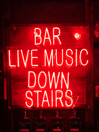 The best of Orlando by night: Live music and a lively bar atmosphere just a short drive from our luxury holiday villas.